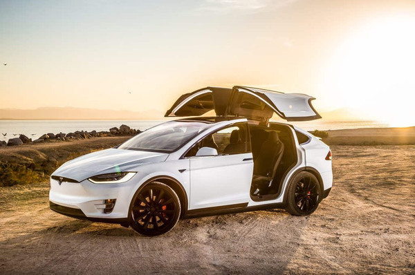 码报:【j2开奖】用 8 万美元的 Tesla Model X“鹰翼门”切黄瓜?这并不是玩笑