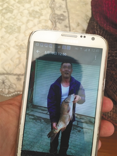 9月8日，辽宁大石桥市农行运钞车被劫事件疑犯母亲展示儿子照片。