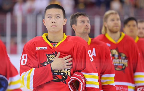 英达儿子 成签约世界顶级冰球联赛首位中国人