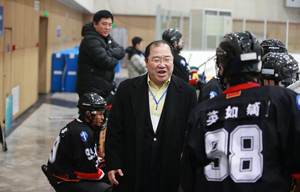 英达儿子 成签约世界顶级冰球联赛首位中国人