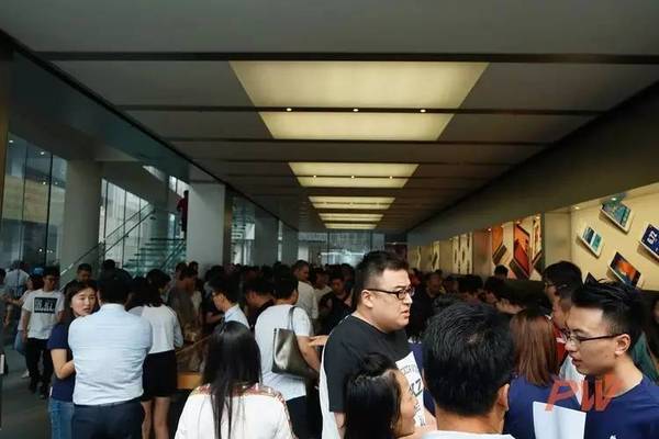 码报:【j2开奖】iPhone 7 今天发售，我跟着一大帮人冲进了苹果三里屯店