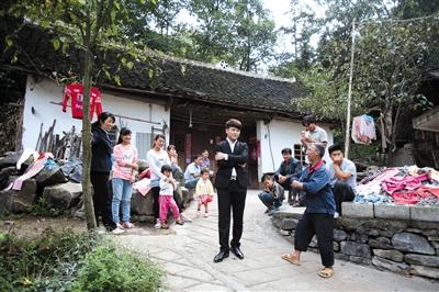 9月16日，赖嵘嵘前去看望爷爷奶奶时，很多亲友前来打招呼。