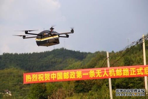 全国首次！中国邮政在农村用无人机送快递