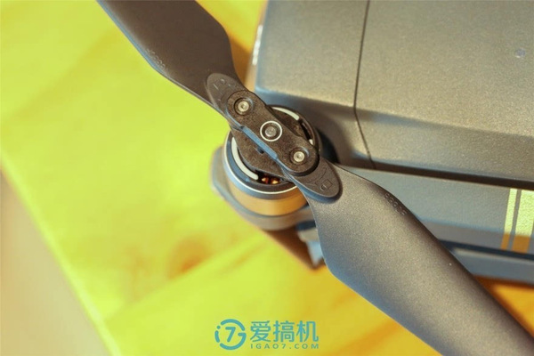 【j2开奖】超精致黑科技!大疆“御”Mavic Pro航拍无人机详细图赏