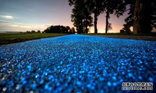 波兰建太阳能自行车道，夜晚发出诡异蓝光