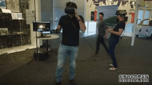 世界台球冠军用VR打台球 竟摔了个大跟头