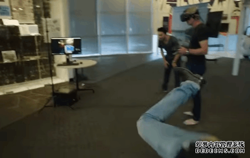 世界台球冠军用VR打台球 竟摔了个大跟头