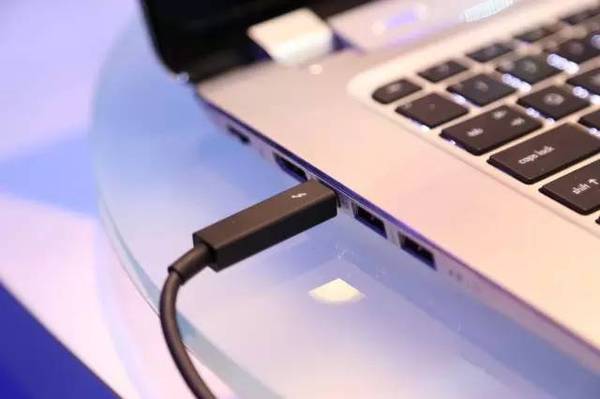 wzatv:【j2开奖】除了被吐槽，MacBook Pro 的 USB Type