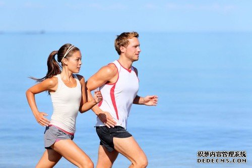 跑步不仅可以减肥 还可以发电给手机充电！