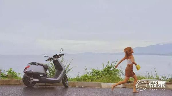 码报:【j2开奖】单身长腿少女的海岛之旅，坐骑小牛电动车全程吸睛