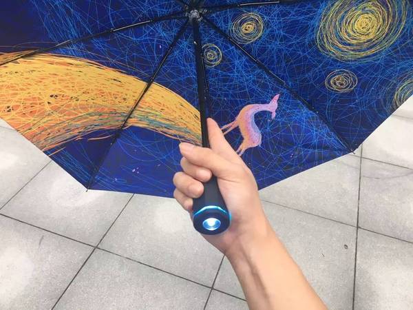 报码:【j2开奖】这把文艺气息的伞充满黑科技，撑开瞬间降低十来度