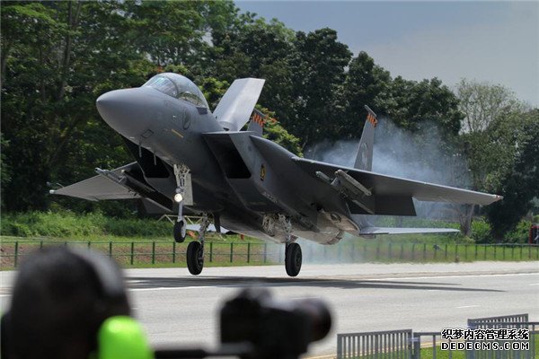 新加坡空军演练公路起降 动用拦阻索拦停飞机