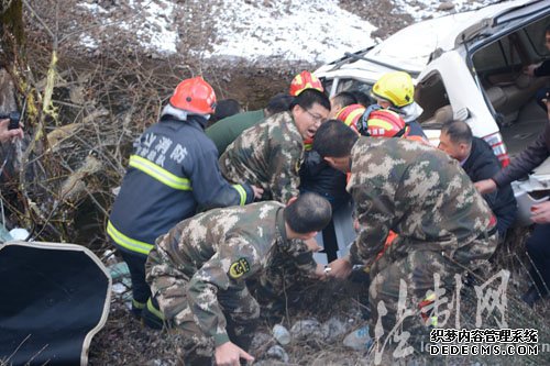 吉林长白马鹿沟边防官兵及时救助车祸遇险群众