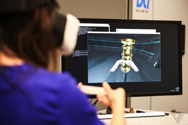 【j2开奖】英特尔 VR 一体机 Project Alloy 外媒体验：混合现实的互动更安全