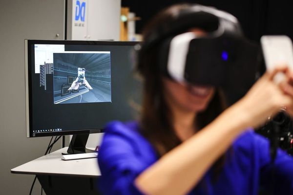 【j2开奖】英特尔 VR 一体机 Project Alloy 外媒体验：混合现实的互动更安全
