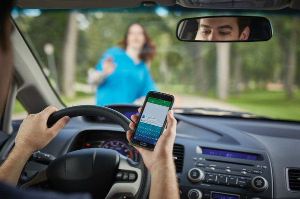 码报:【j2开奖】为了减少“行车低头族”，美国交管局呼吁在手机里添加“驾驶员模式”