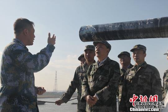 ↑大队登上某新型舰船实地掌握保障需求。刘旭程 摄