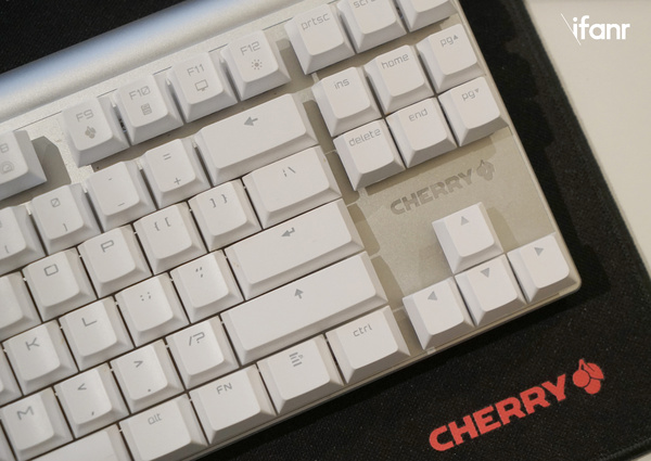 【j2开奖】Cherry MX 8.0 长测：别光顾着铝合金“军火箱”，键盘体验究竟怎么样？