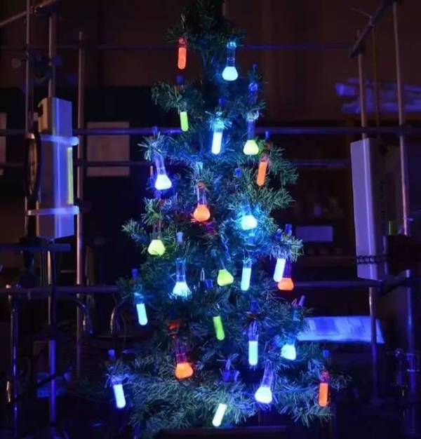 报码:【j2开奖】化学狗的荧光圣诞树！一闪一闪亮晶晶，满树都是小烧瓶（咦？