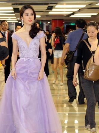 码报:同样的紫色长裙，刘亦菲像天仙，林志玲却像大妈！