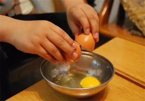 码报:【j2开奖】鸡蛋外壳有细菌？那打鸡蛋之前，需要洗洗吗？
