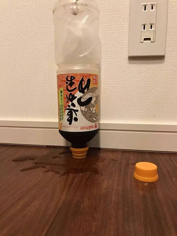 码报:【j2开奖】酱油瓶倒立在地板上，咋整？趁瓶子不注意，一把拿起来？