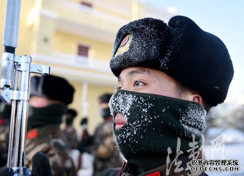 黑龙江漠河：北极国旗班极寒天气下训练满面冰霜