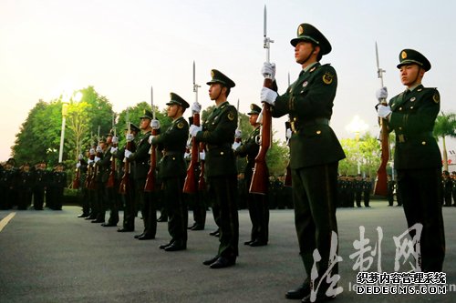 边防部队高等专科学校举行元旦升国旗仪式