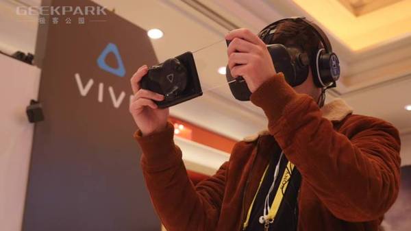【图】视频 | 虽没有头盔新品，但两款 Vive 配件可以让你在虚拟世界「自由飞翔」