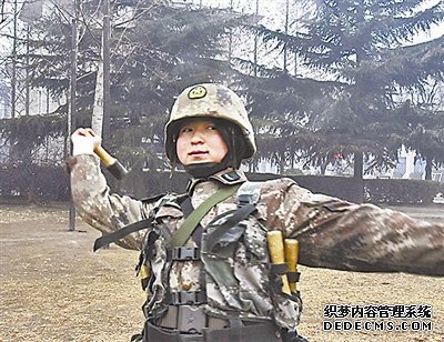 女兵手榴弹投出45米 1天2个5公里武装越野