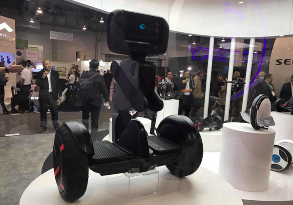 码报:【j2开奖】会迎客的智能泊车机器人 赛格威机器人路萌来了