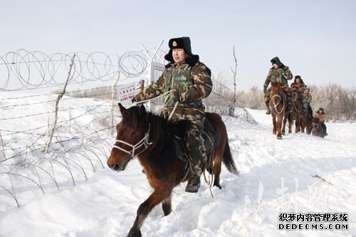 新疆阿勒泰：踏雪巡边保平安