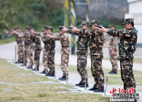 1月中旬，武警福建总队直属支队在福州战坂训练基地举行冬季大练兵比武竞赛。　钟景兵 摄