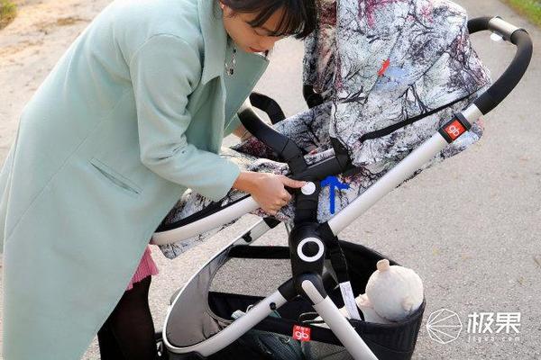 【j2开奖】潮妈带娃出行新利器，外出也能享受摇篮曲的婴儿车