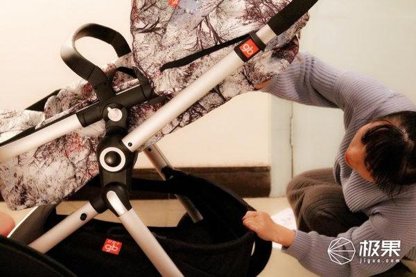 【j2开奖】潮妈带娃出行新利器，外出也能享受摇篮曲的婴儿车