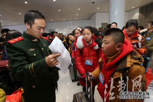 江苏连云港边检站服务赴韩国大型修学团