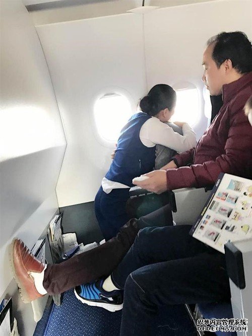 航班上乘客害怕不适 空姐跪地15分钟环抱