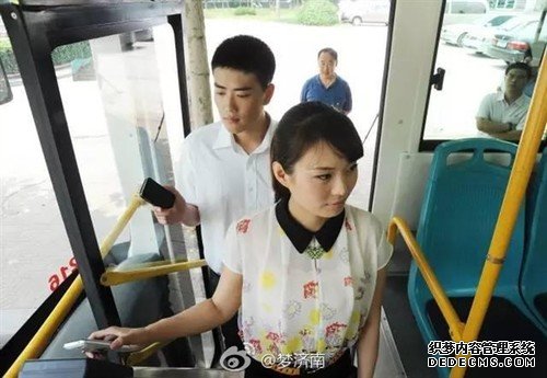 中国移动推出NFC手机卡 刷手机坐公交