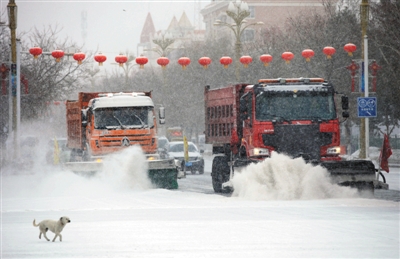 2月19日，在新疆阿勒泰地区布尔津县城，清雪车在清扫路面积雪。新疆气象部门19日11时发布暴雪蓝色预警：预计19日白天到21日白天，全疆大部有小到中雪。j2开奖直播发
