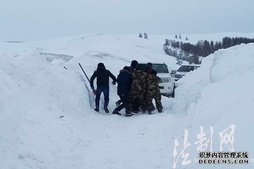 新疆阿勒泰：群众被困雪中 边防官兵紧急救援