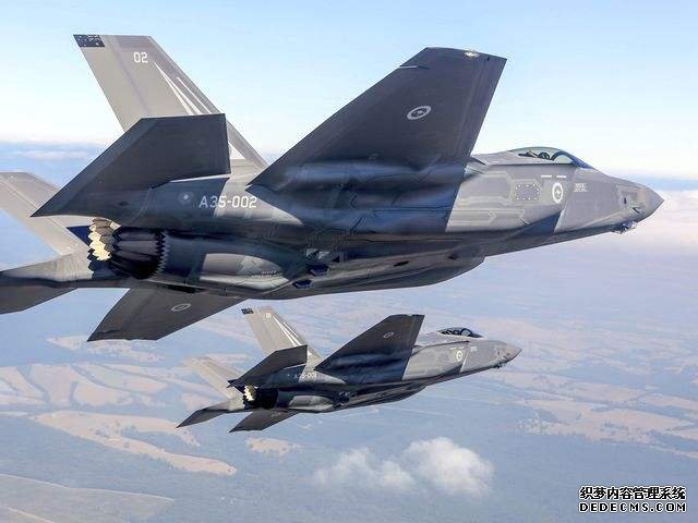 ↑3月3日，两架F-35战机在澳大利亚阿瓦朗航展上进行飞行表演。（新华/路透） 