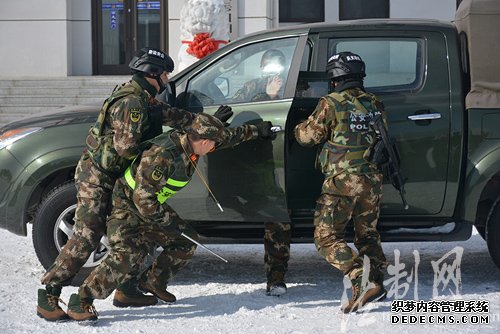 吉林边防总队机动支队三大队开展嫌疑车辆盘查战术训练