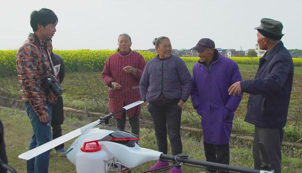 wzatv:【j2开奖】黑科技进村 一群无人机给万亩油菜花喷洒农药