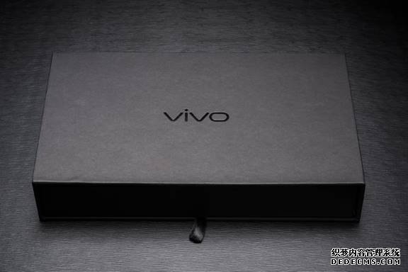 尽享深邃之美：vivo Xplay6 磨砂黑邀请函曝光 