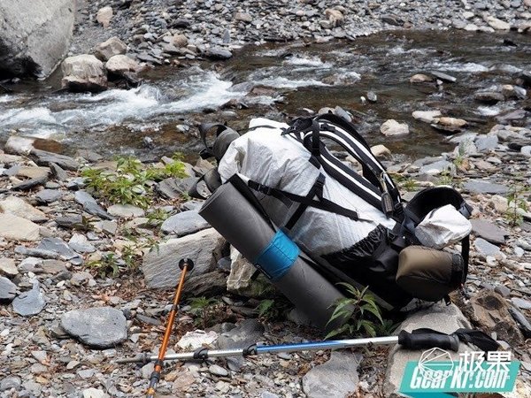 报码:【j2开奖】登山徒步我有套路，“选对登山包，老腰不受伤”