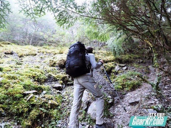 报码:【j2开奖】登山徒步我有套路，“选对登山包，老腰不受伤”