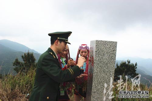 广西峒中边防派出所官兵与瑶胞携手维护界碑形象
