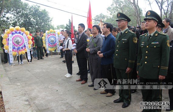 广西边防民警携手学生开展祭奠革命先烈活动