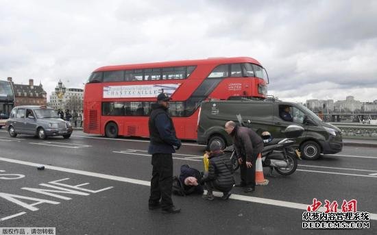 当地时间3月22日下午，英国议会大厦外发生袭击事件，已造成5人死亡，40多人受伤。摄影记者托比·梅尔维尔正在英国议会大厦附近拍摄有关英国脱欧的照片，袭击发生后他记录下了许多现场画面。现场受伤民众伤情严重，围观者自发对伤员展开救援。