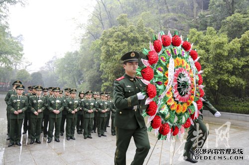 广西桂林边检站官兵赴桂林市革命烈士纪念园祭奠革命先烈